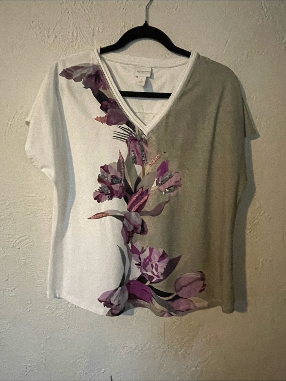 Chico's White and Olive Short Sleeve V-Neck Tee with Purple Floral Print